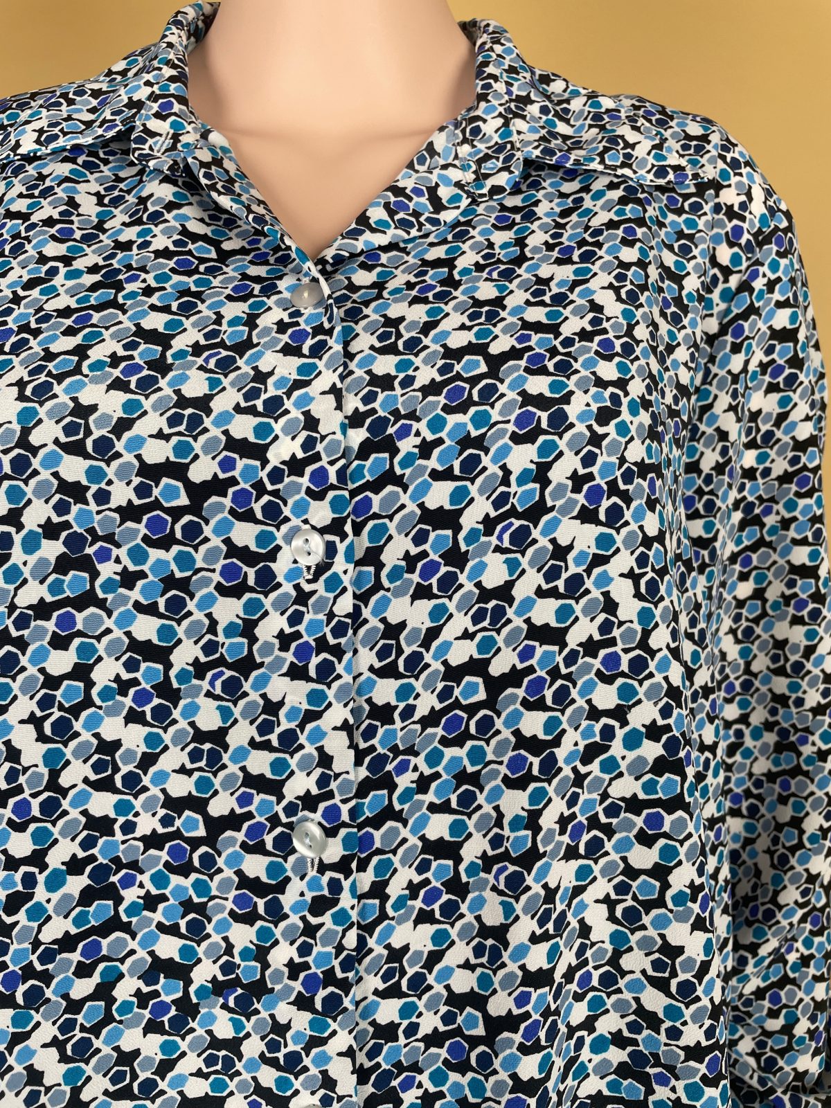 Elegant Floral Patterned Button-Up Shirt - Image 3